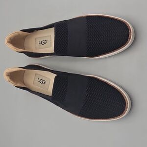 UGG Sammy Wavy Slip On - Size: 9 Black